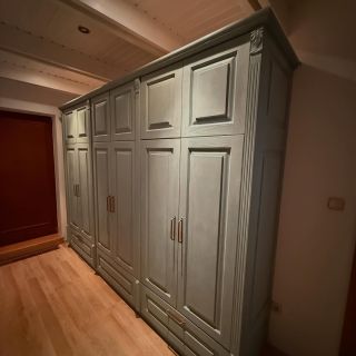 Další proměna byla opravdu ve velkém stylu ✨ Tentokrát šlo o komplexní refresh celého interiéru – 🎨 úprava stěrky na stěně...